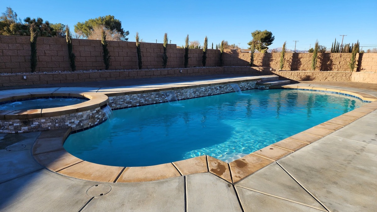 Hesperia House | COZY FAMILY HOME WITH A POOL AND SPA