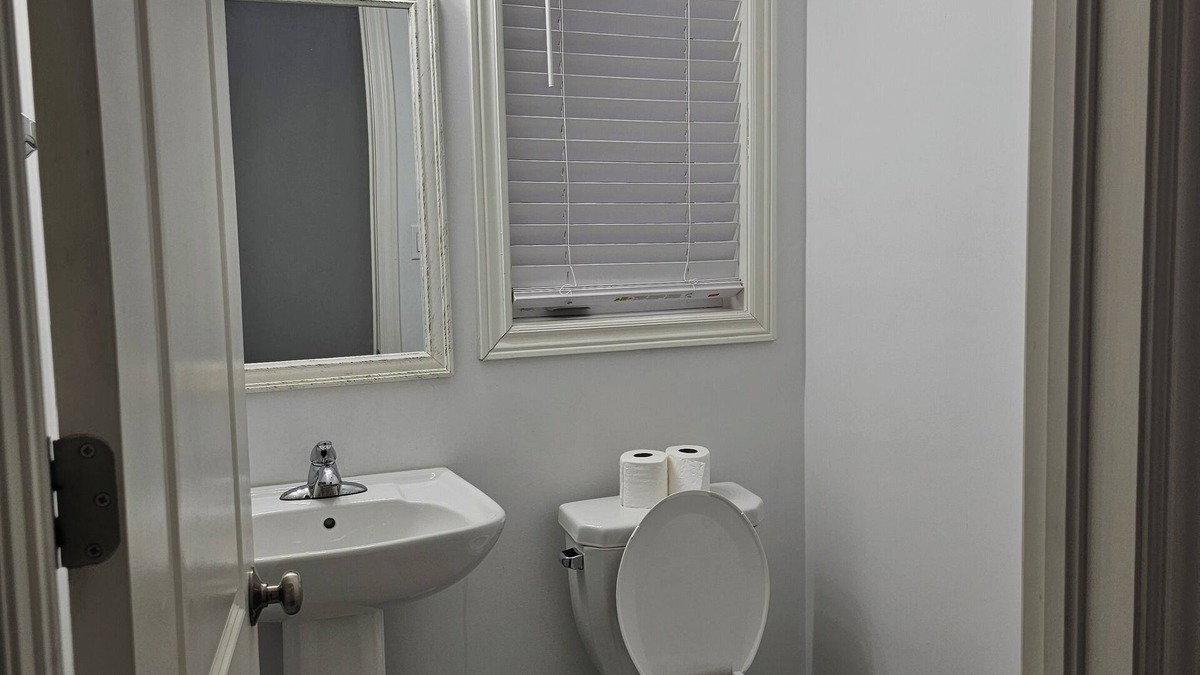 Paris House | Cozy Family Size Home in a quite neighbourhood with proximity to restaurants