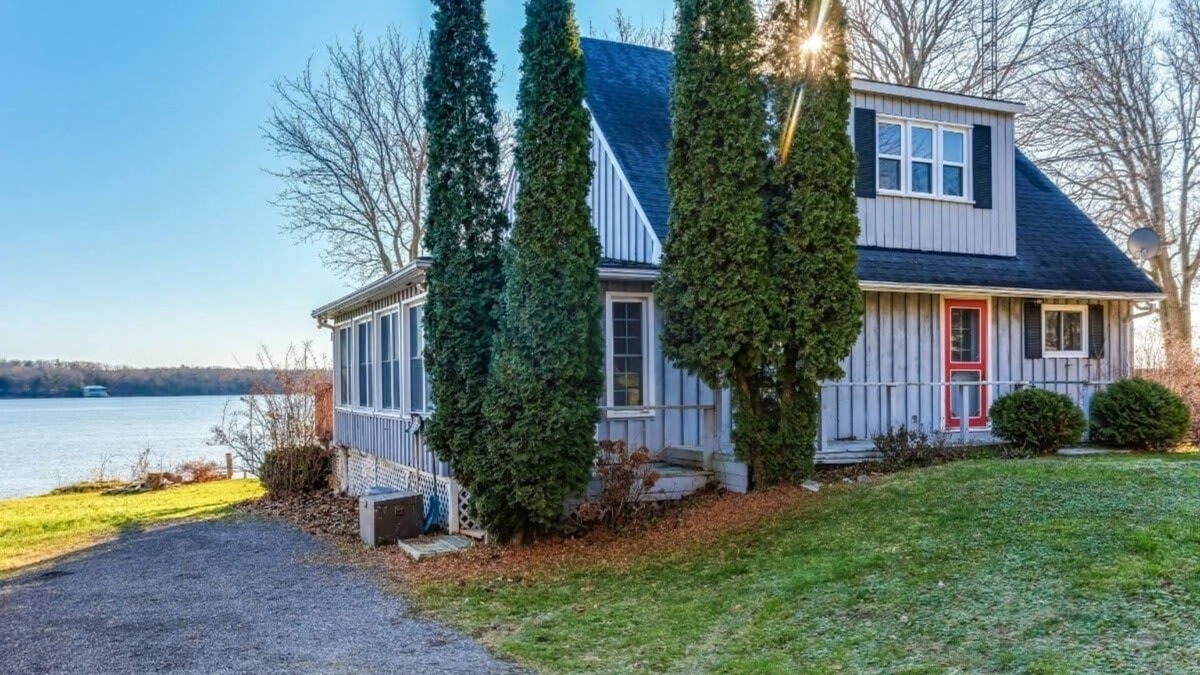 Prince Edward House | Cozy family waterfront retreat recently renovated