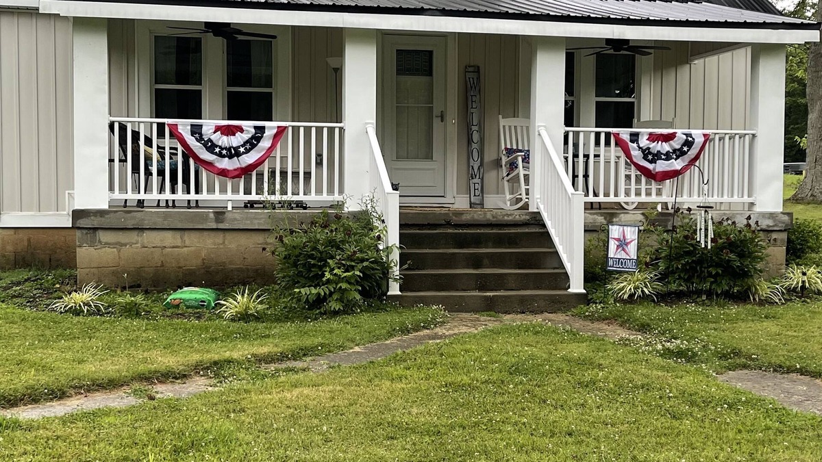 Paris Other | Cozy farmhouse family friendly with fire pit and grill, within hour to Keeneland