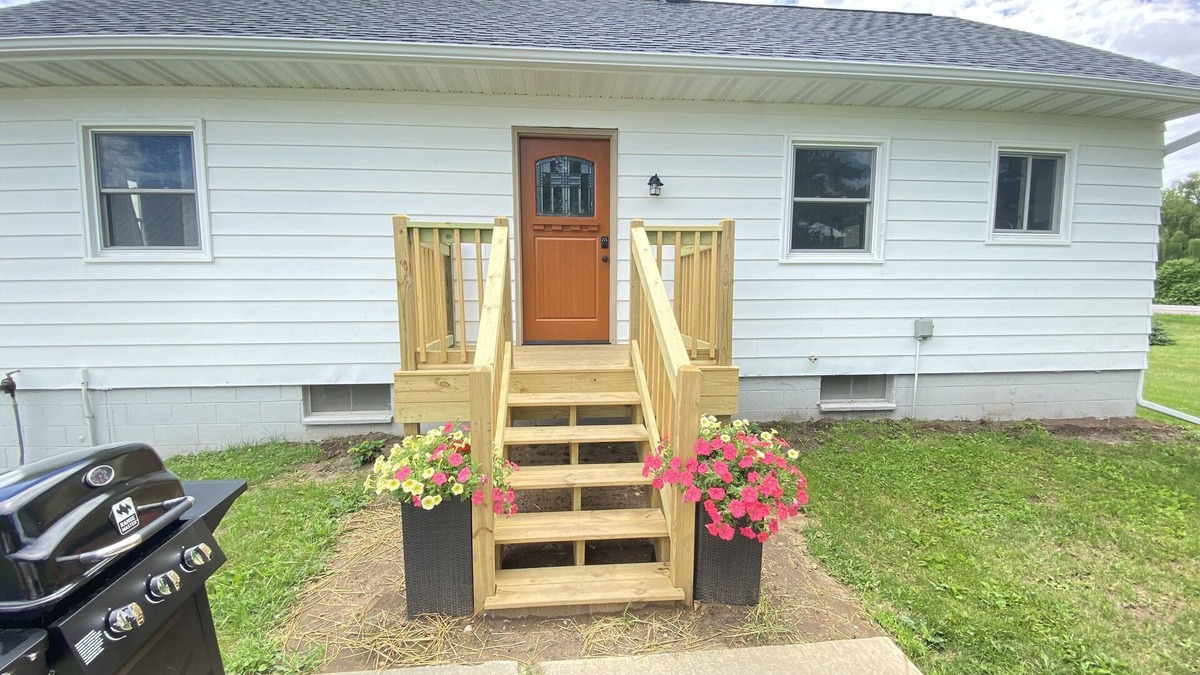 Baraboo House | Cozy Farmhouse located in the country between Devils Lake and Wisconsin Dells