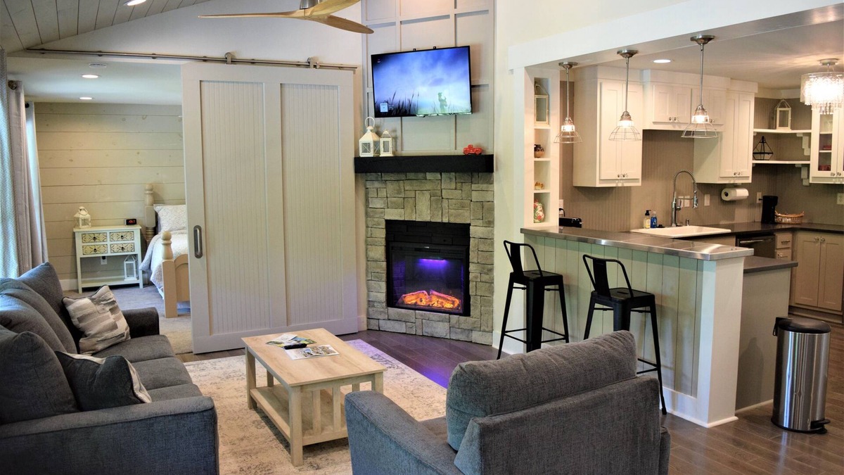 Fayetteville Other | Cozy Farmhouse, near Lynchburg and Fayetteville