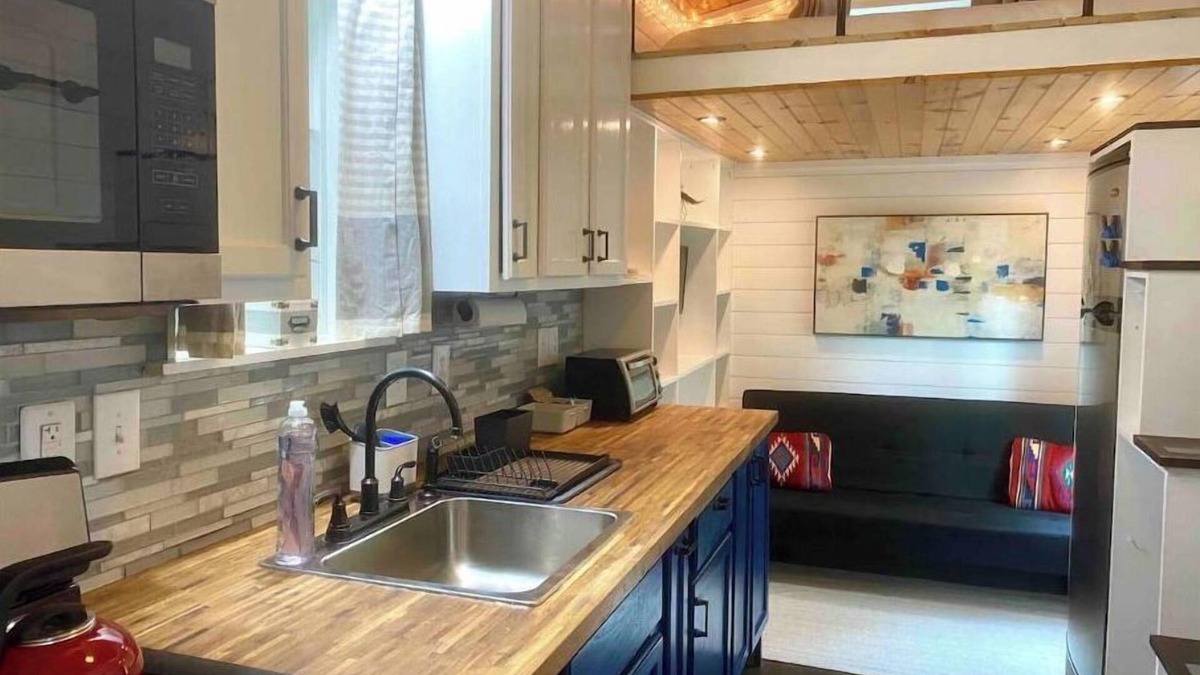 Austin House | 🏡Cozy Farmhouse Tiny Home in Backyard Pool Oasis🌻