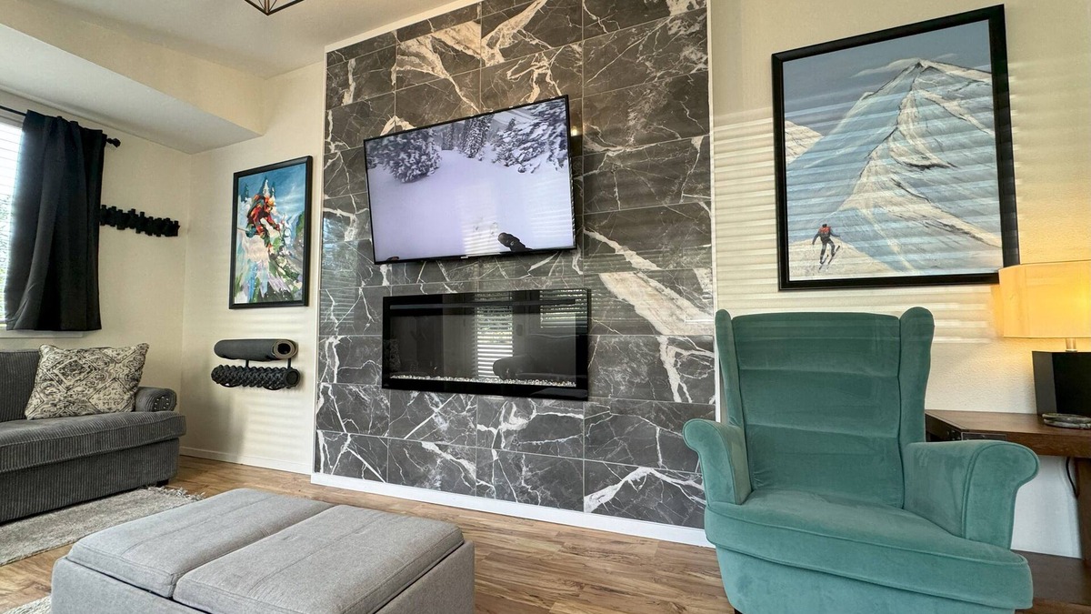 Sandpoint Condo | Cozy First-Floor Condo 2 Fireplaces Sleeps 6 Near Schweitzer Mtn