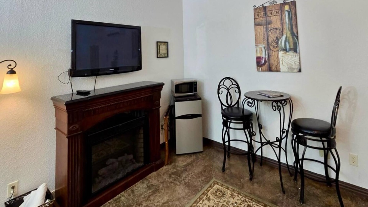 Fredericksburg Cottage | Cozy Fredericksburg Retreat | Fire Pit & Wineries