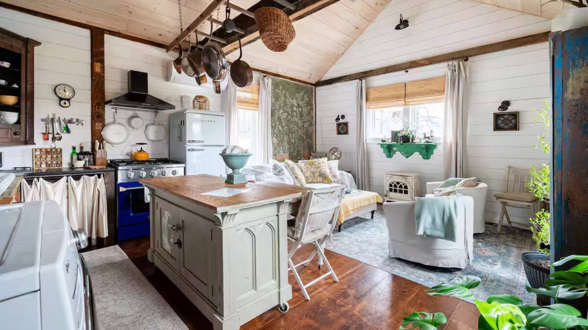 Coxsackie Cabin | Cozy French county, hot-tub & fireplace