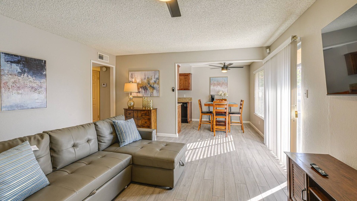 Fresno Condo | Cozy Fresno Condo w/Balcony & Pool Access