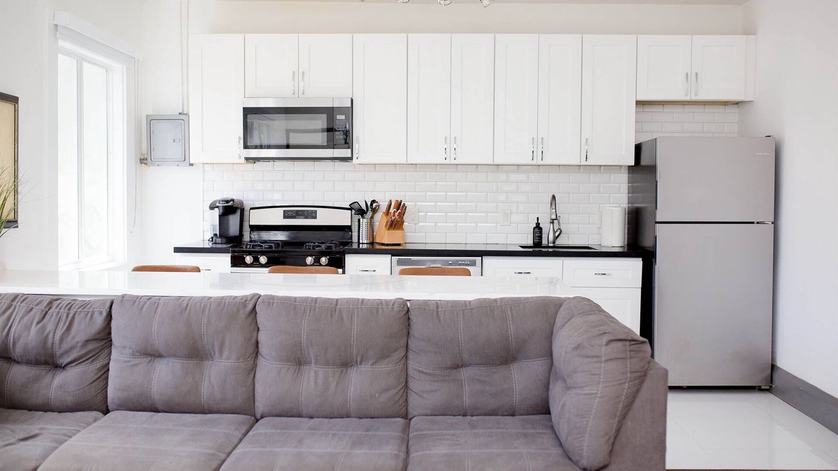Sailboat Bend Apartment | Cozy - full kitchen & 10ft island - 1.2G Wifi