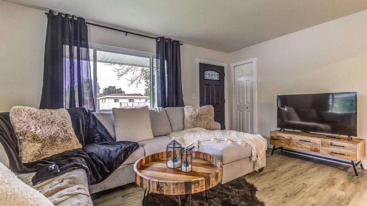 Laramie Cottage | Cozy Fully Furnished 3bed blocks from Hospital
