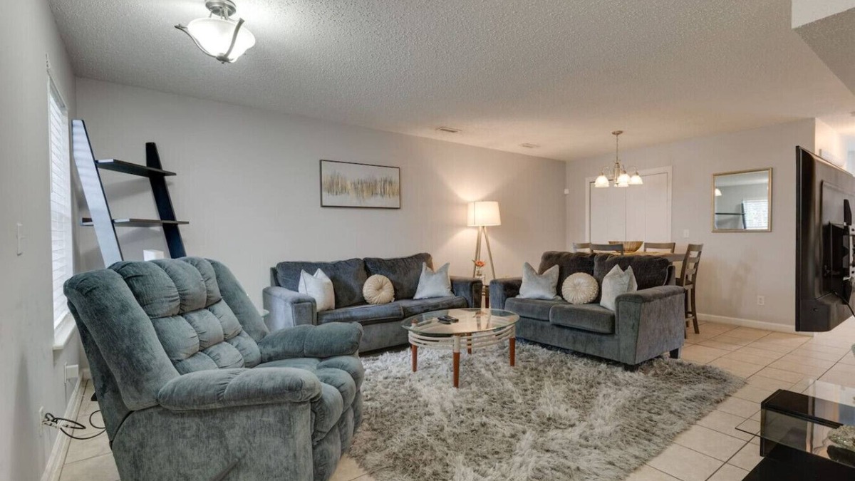 Hope Gardens Apartment | Cozy & Fun Apartment by Broadway, Room for 6!