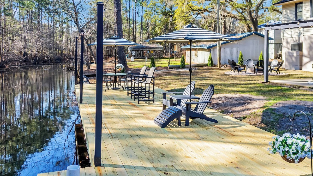 Conway House | Cozy & fun getaway on the water near Myrtle Beach!