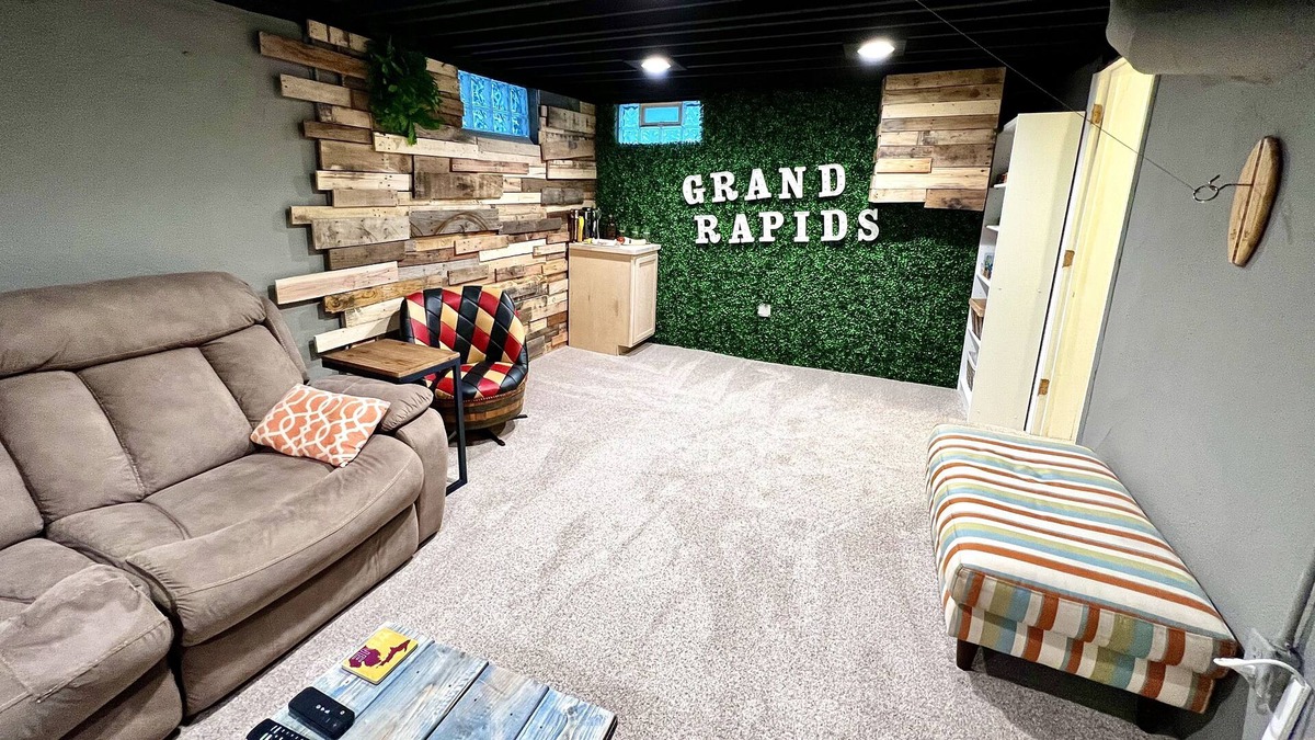 Creston House | Cozy Fun House Close to Breweries: Firepit & Games