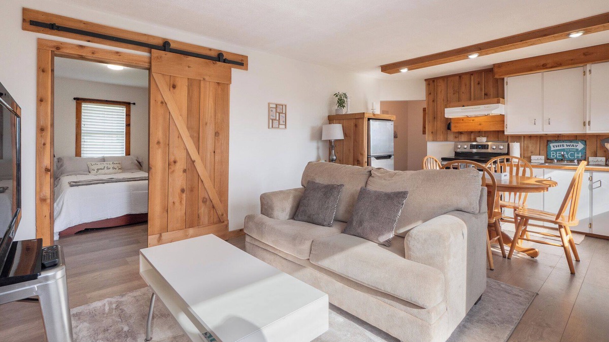 Granthams Landing House | Cozy Furnished Gibsons Cottage - good for single/couples. Lengthier stays negot.