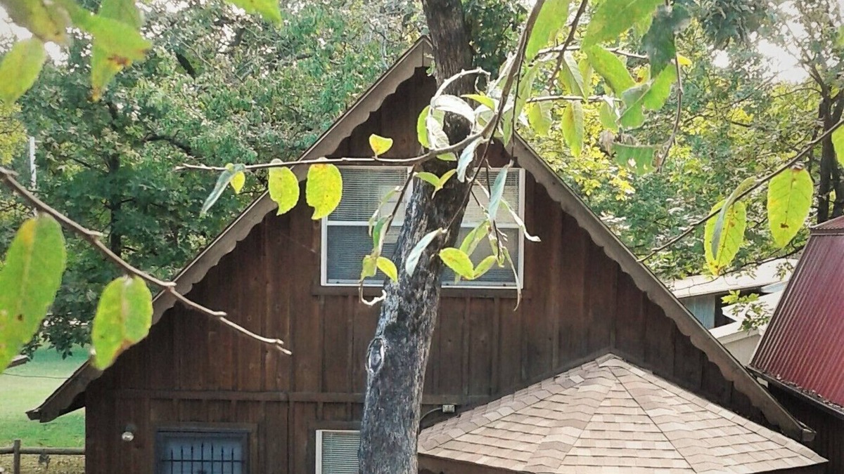 Eufaula House | Cozy Garden Cabin patio, pool, pets just two blocks to the lake and fishing dock