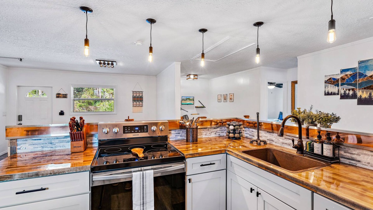 Jupiter Cabin | Cozy, Gated, Hot Tub & Sauna, Playroom, Bar, Fenced-in Yard.