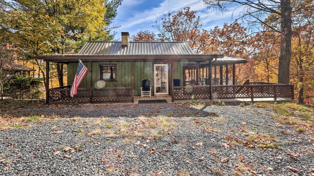 Harrisonville Cabin | Cozy Getaway < 1 Mi to Cowans Gap State Park!
