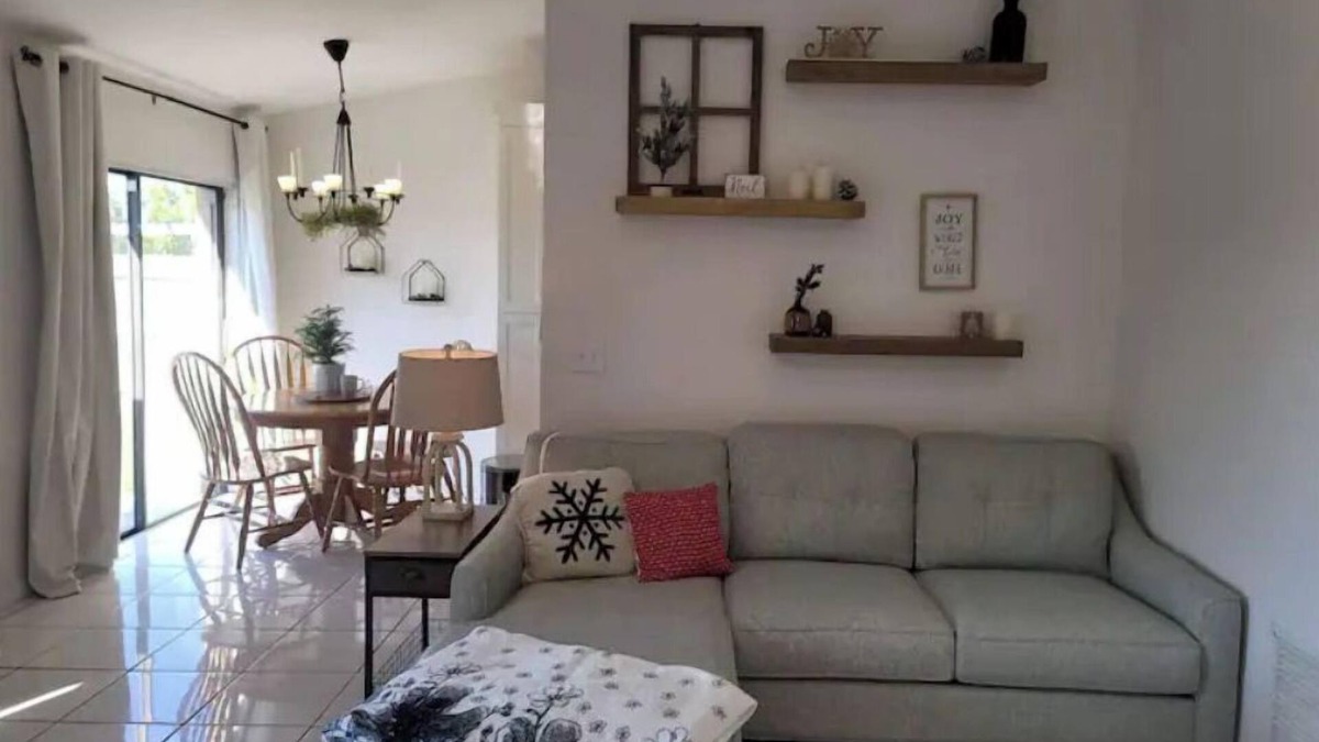 Royal Palm Beach House | Cozy Getaway 5 Min Walk to Parks