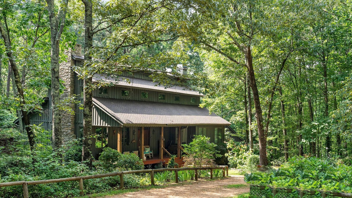 Cartersville House | Cozy getaway in Cartersville and near Lakepoint Sports