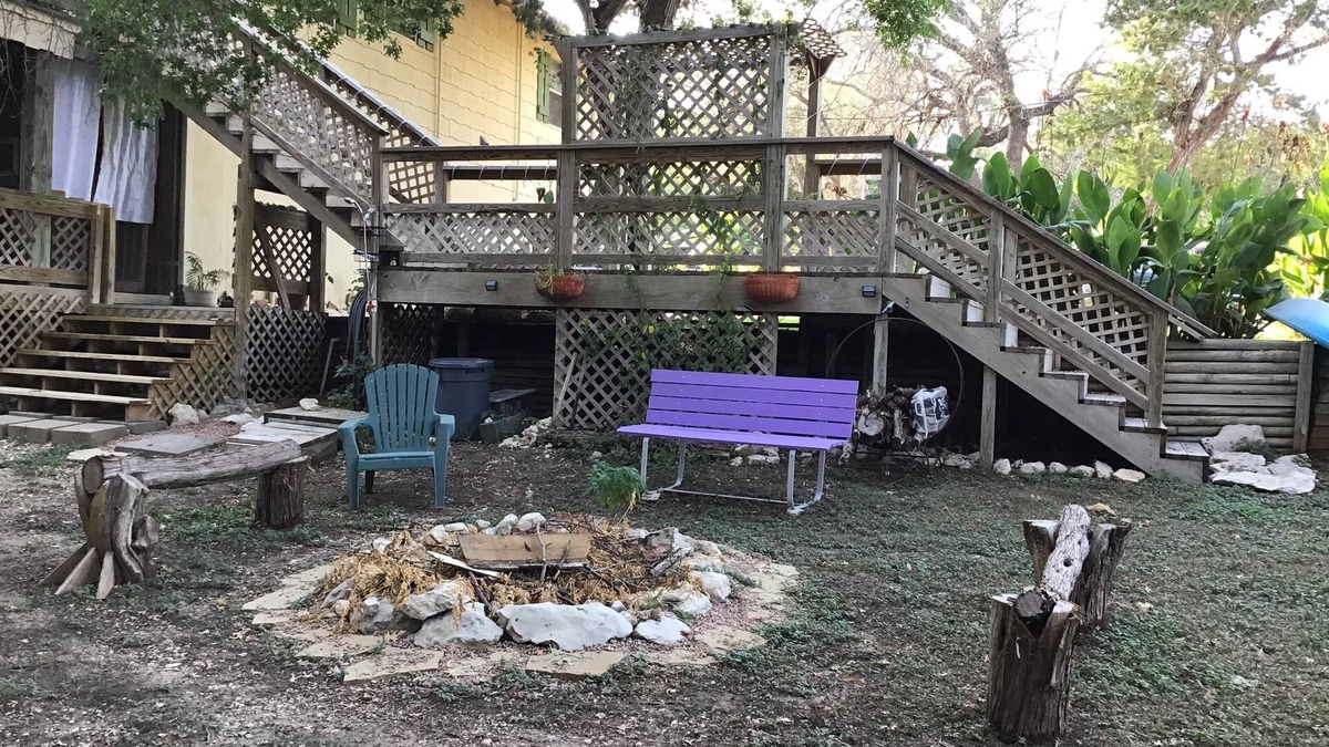 Clifton Apartment | Cozy getaway in Lake Whitney! Private deck with hot tub and kayaks available