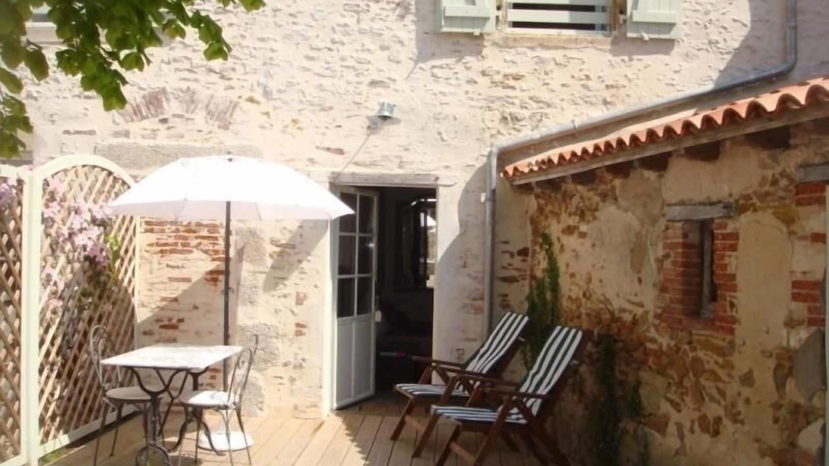 Talmont-Saint-Hilaire Cottage | Cozy Gîte with Terrace, Bikes & WiFi - Near Thalassotherapy & Balneotherapy Destinations