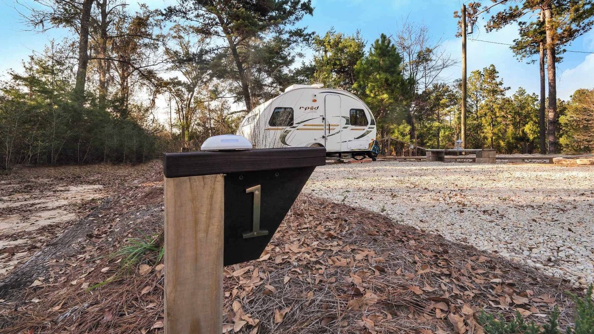 Marianna RV Rental | Cozy Glamping in enchanting Marianna with AC, WiFi