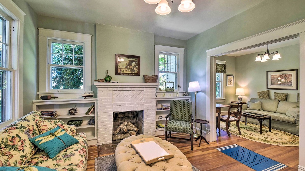 Ware Cottage | Cozy Gloucester Getaway w/Porch & Sunroom!