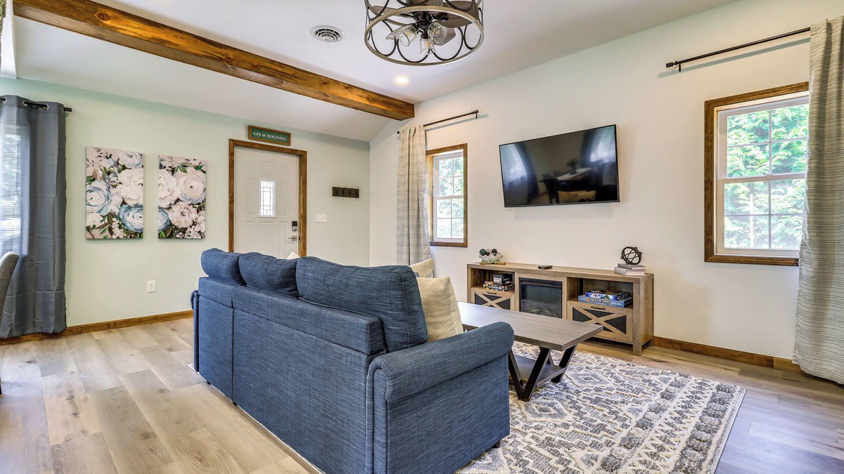 Horton House | Cozy Grass Lake Home w/Patio, Fire Pit & Kayaks!