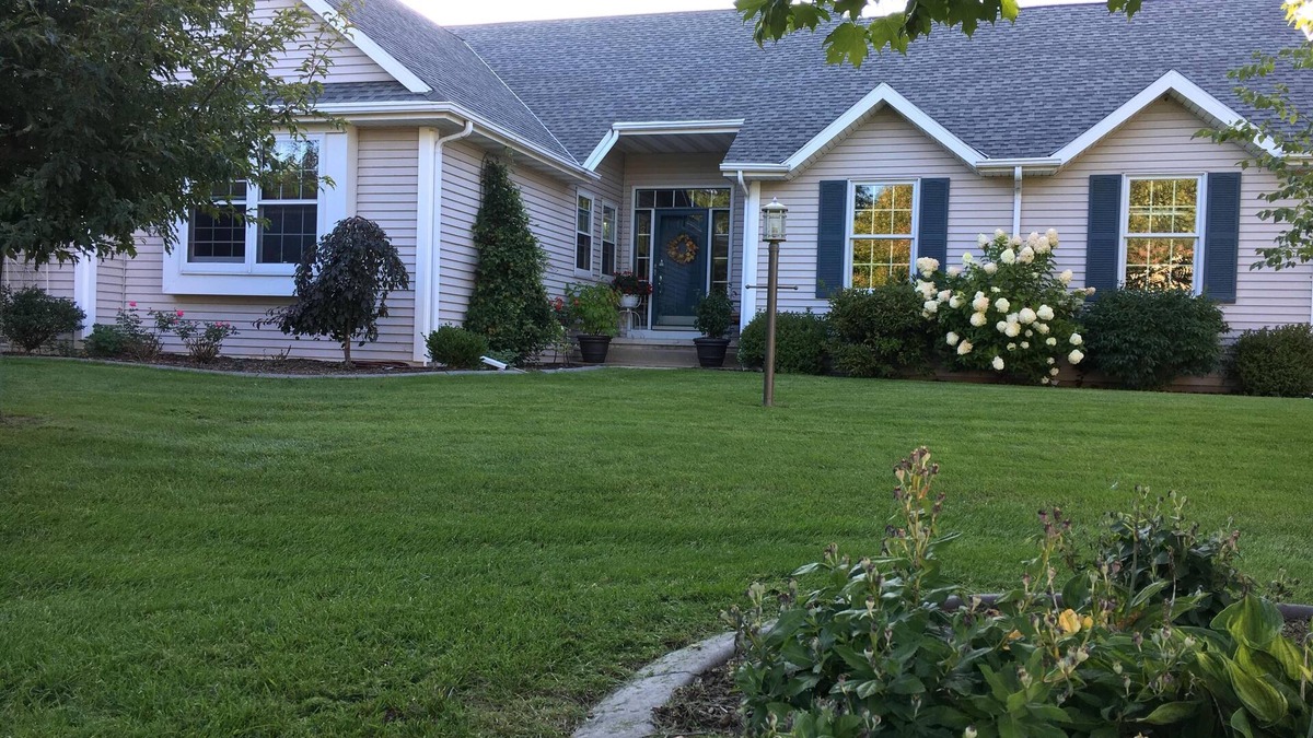 Allouez House | Cozy Green Bay home in quiet suburban neighborhood & minutes from Lambeau Field.