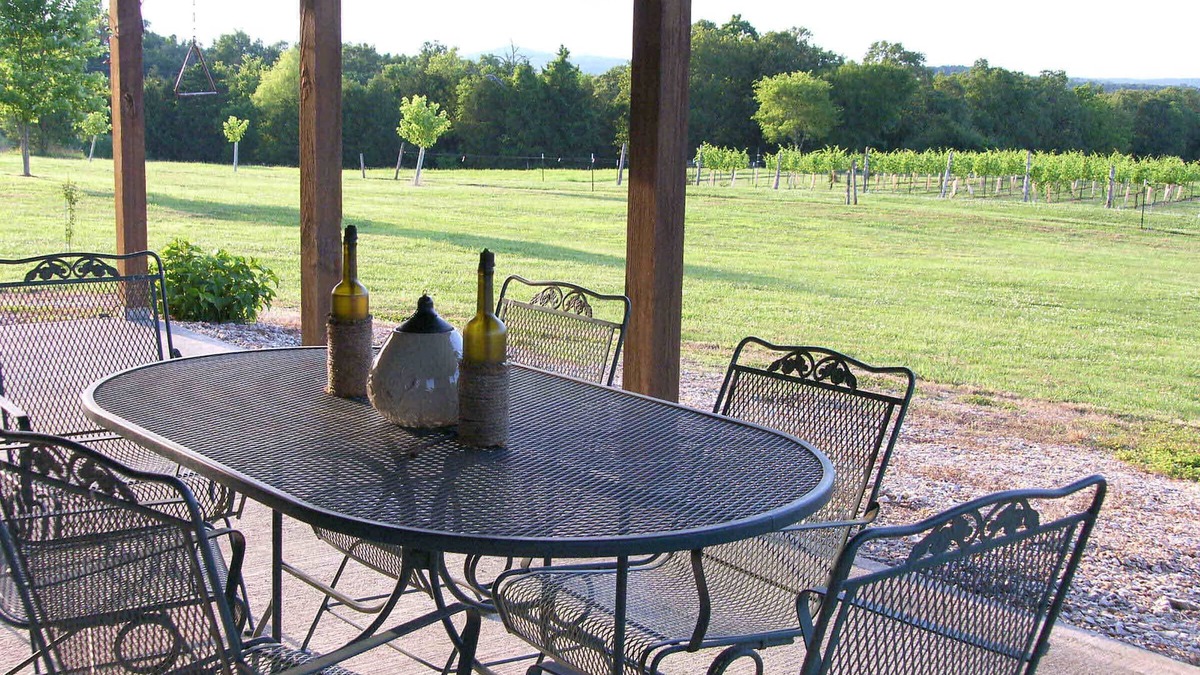 Cedarcreek House | Cozy guest house at Cedar Ridge Ranch & Vineyard- close to Bull Shoals Lake