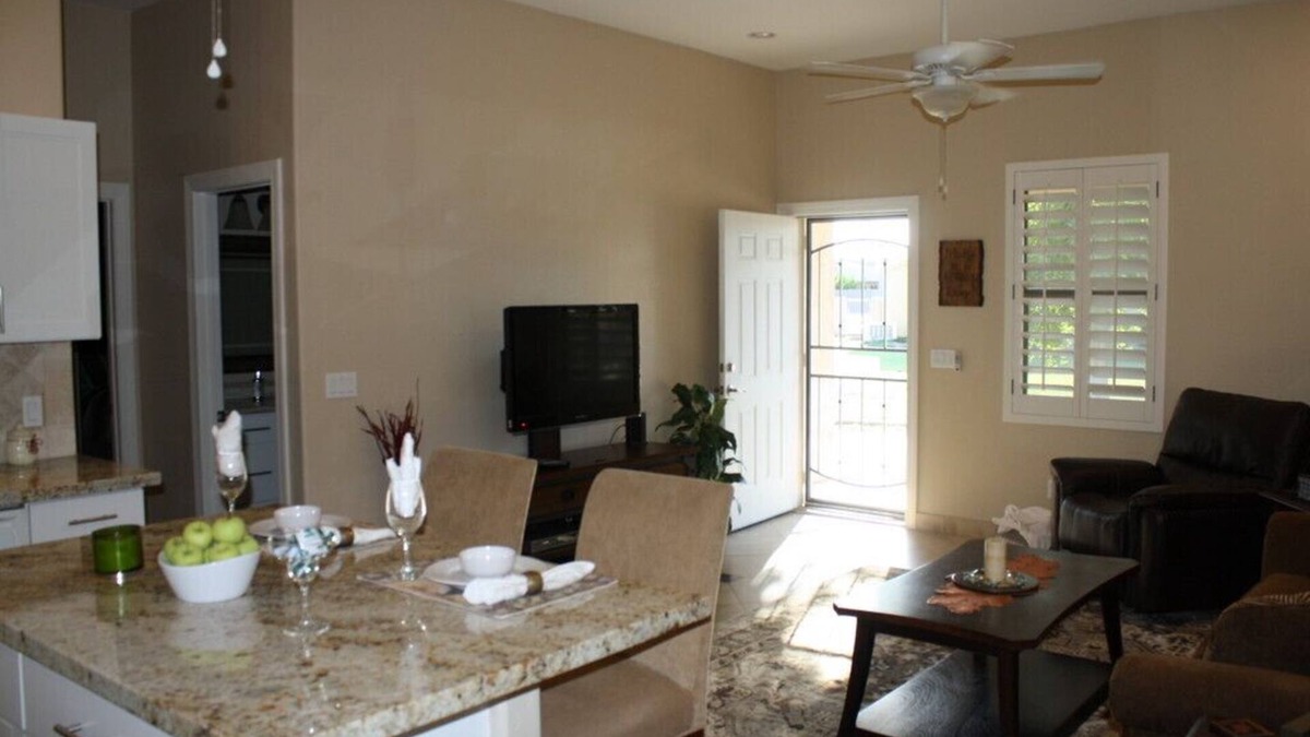 Peoria House | Cozy Guest House with King Size Bed