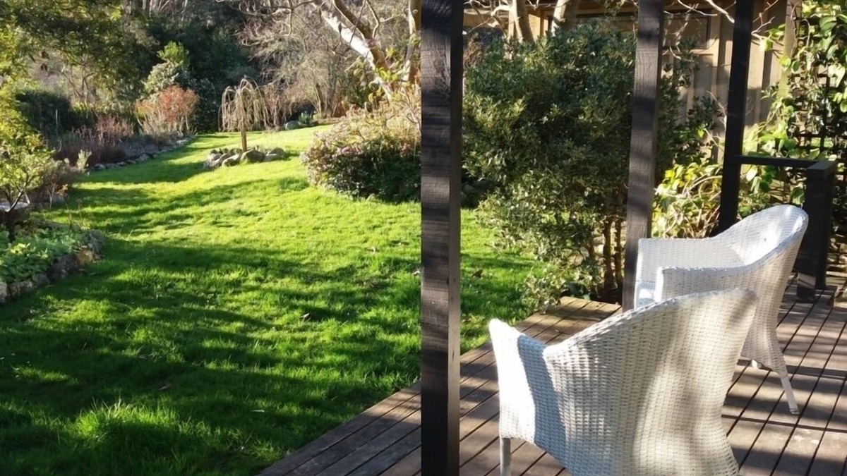 Manakau House | Cozy guesthouse in stunning garden