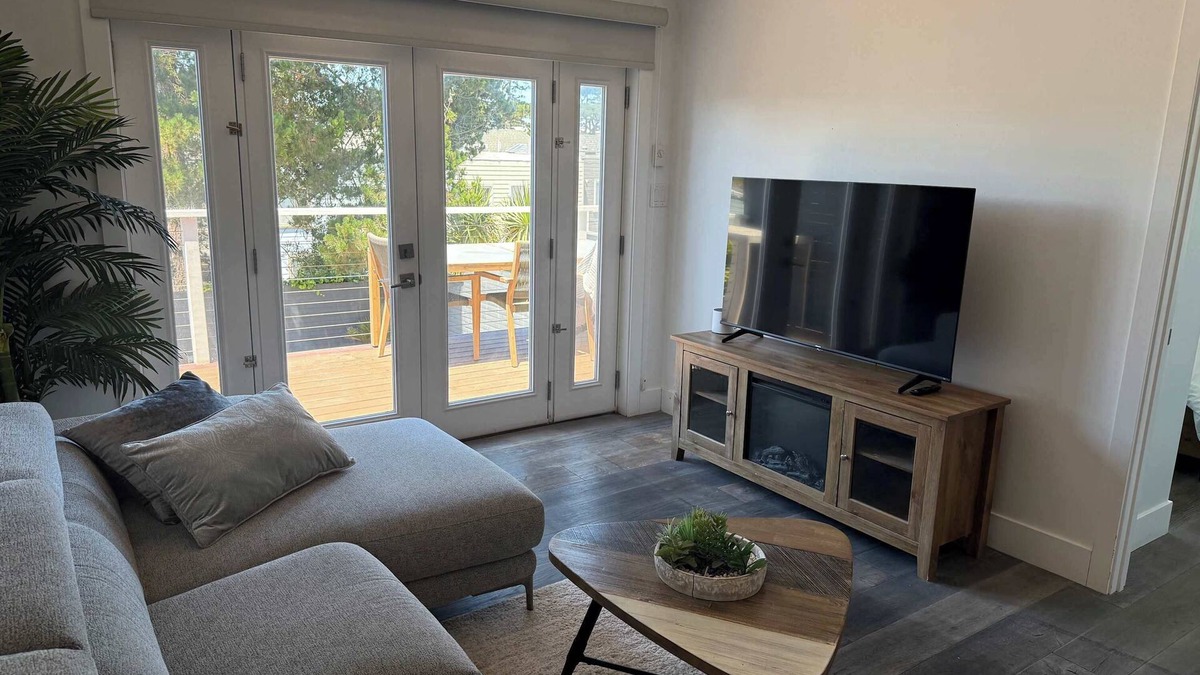 Parkside House | Cozy Guesthouse with Modern Appliances & Private Patio