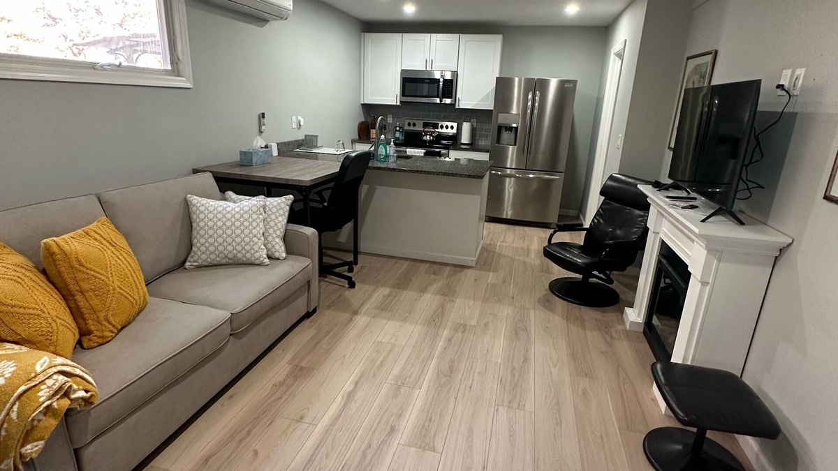 East Quogue Apartment | Cozy Hamptons Getaway. 10 Minute Walk to bay