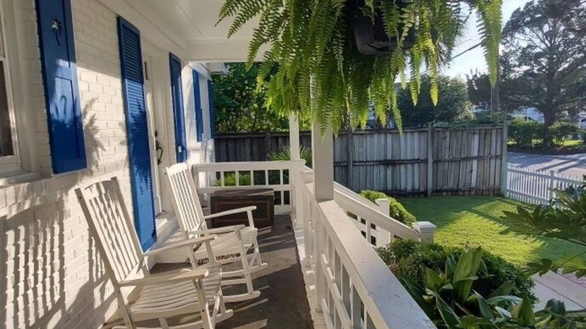 South Harbor Island House | Cozy Harbor Island Cottage