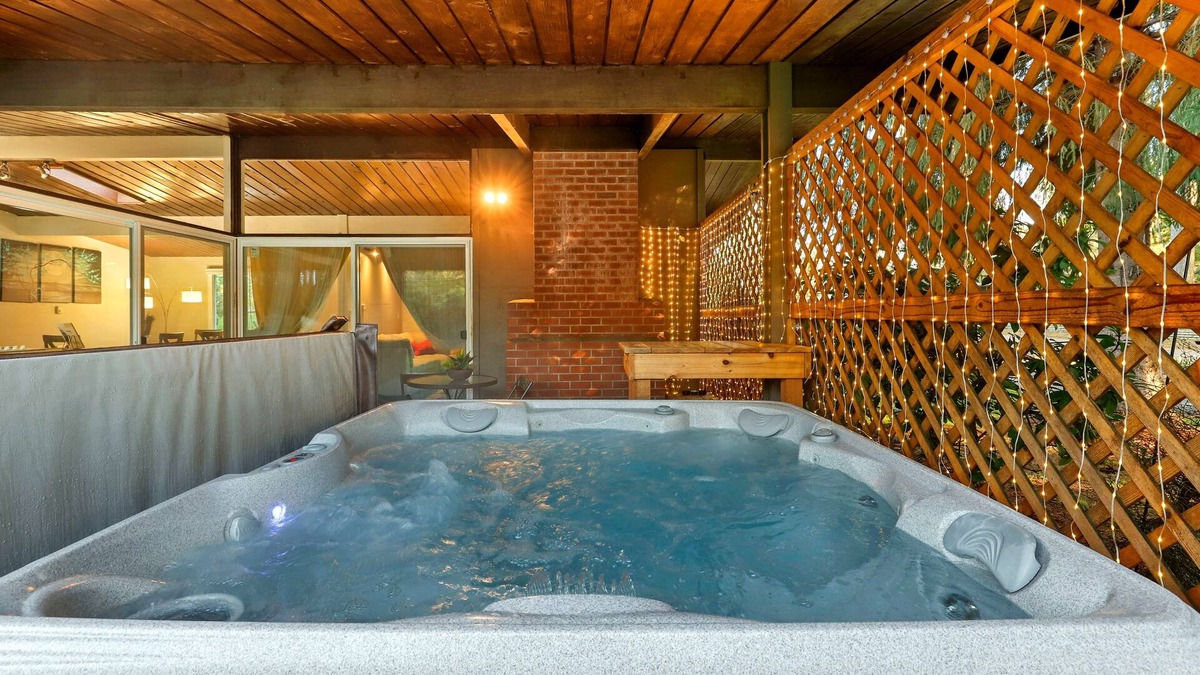 Rollingbay House | Cozy haven with hot tub & AC near Bangor base and hospital in Silverdale
