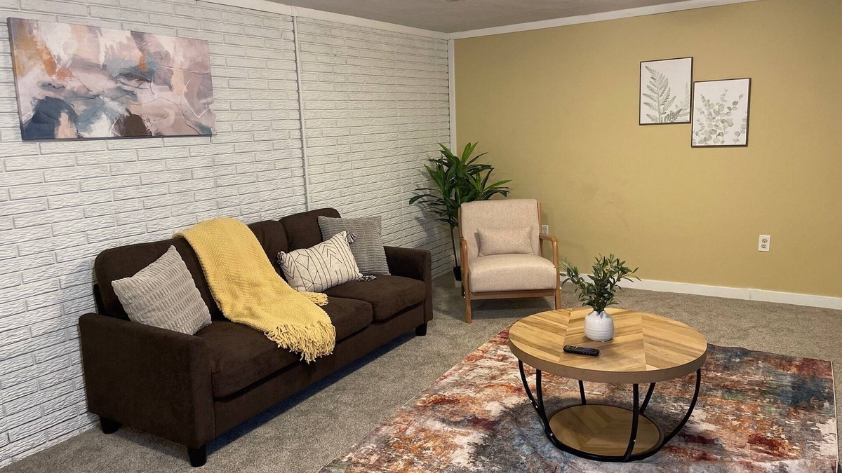 Ames House | Cozy Haven: Your Home Away from Home Spacious 5-bedroom house with AC and Wi-Fi