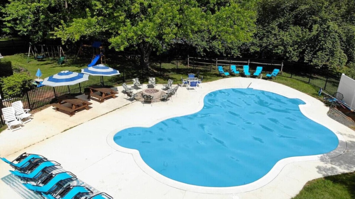 Lovettsville House | Cozy Hemingway Retreat 3500sf HotTub Pool Tennis Ct