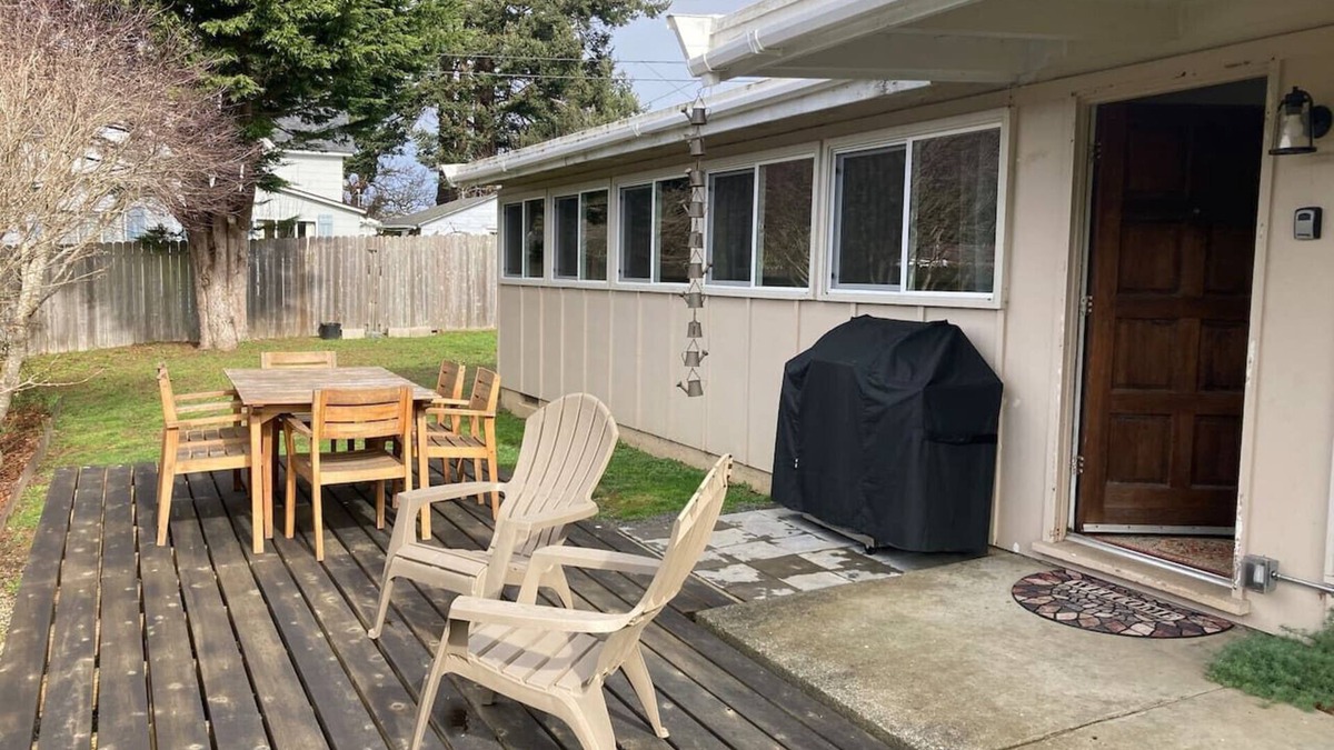 Eureka House | Cozy Hideaway and Hot Tub! Pet Friendly!