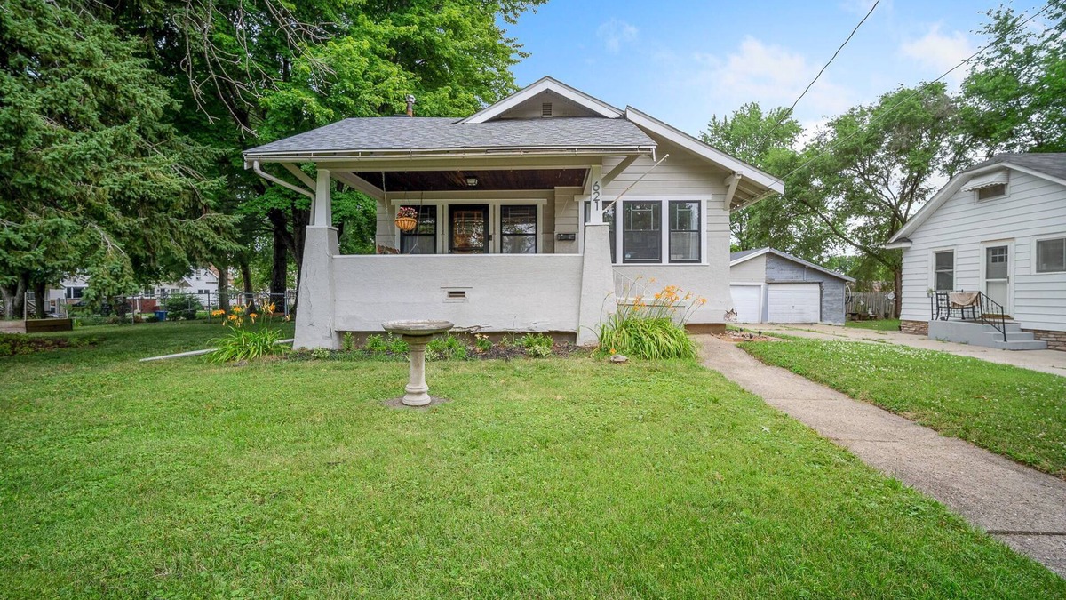 Des Moines House | Cozy Highland Park Bungalow