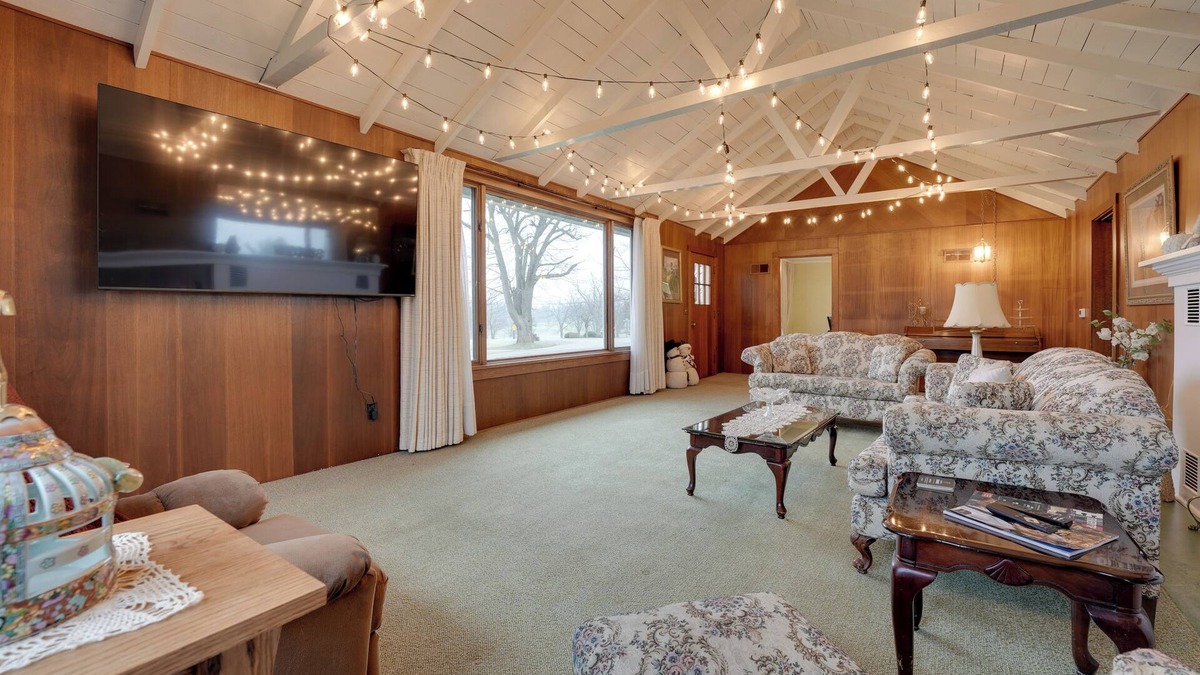 Hillsdale House | Cozy Hillsdale Home ~ 1 Mi to Baw Beese Lake!