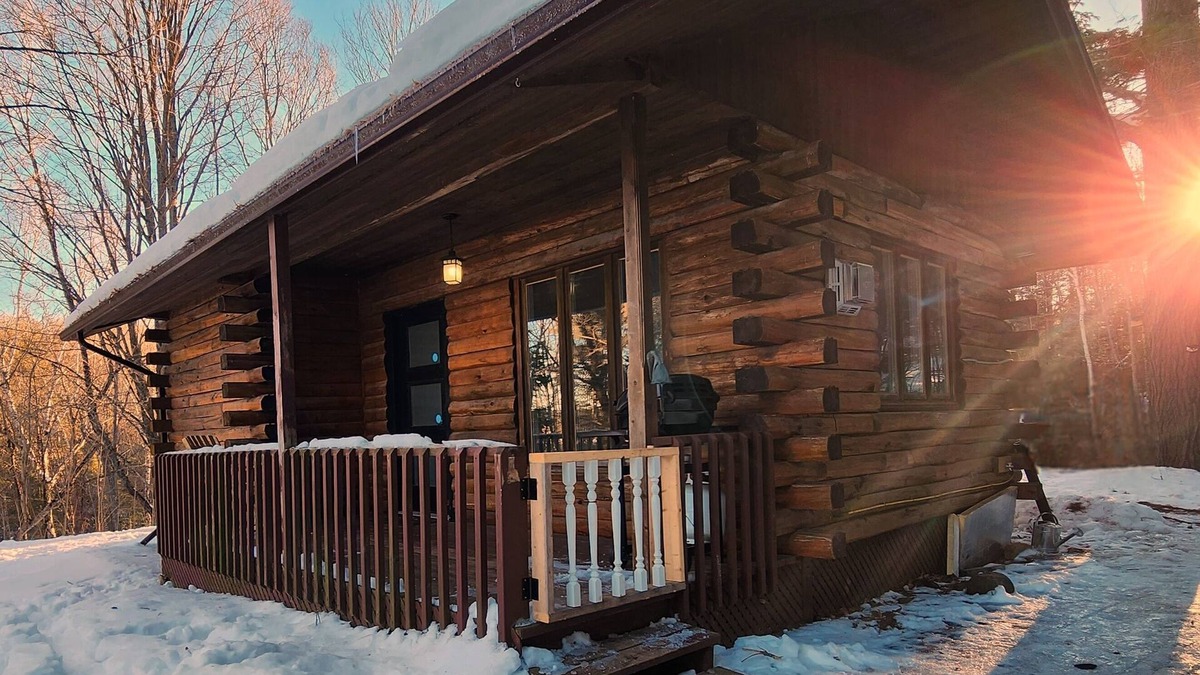 Hastings Highlands Cabin | Cozy Hilltop Cabin - 10 minutes to Bancroft