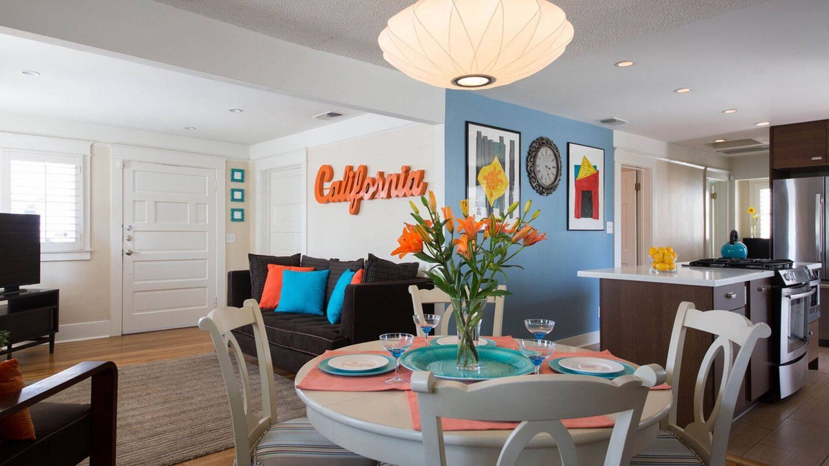 Wilshire House | Cozy Hollywood House ★ Central Los Angeles Location ★ 2 Car Parking