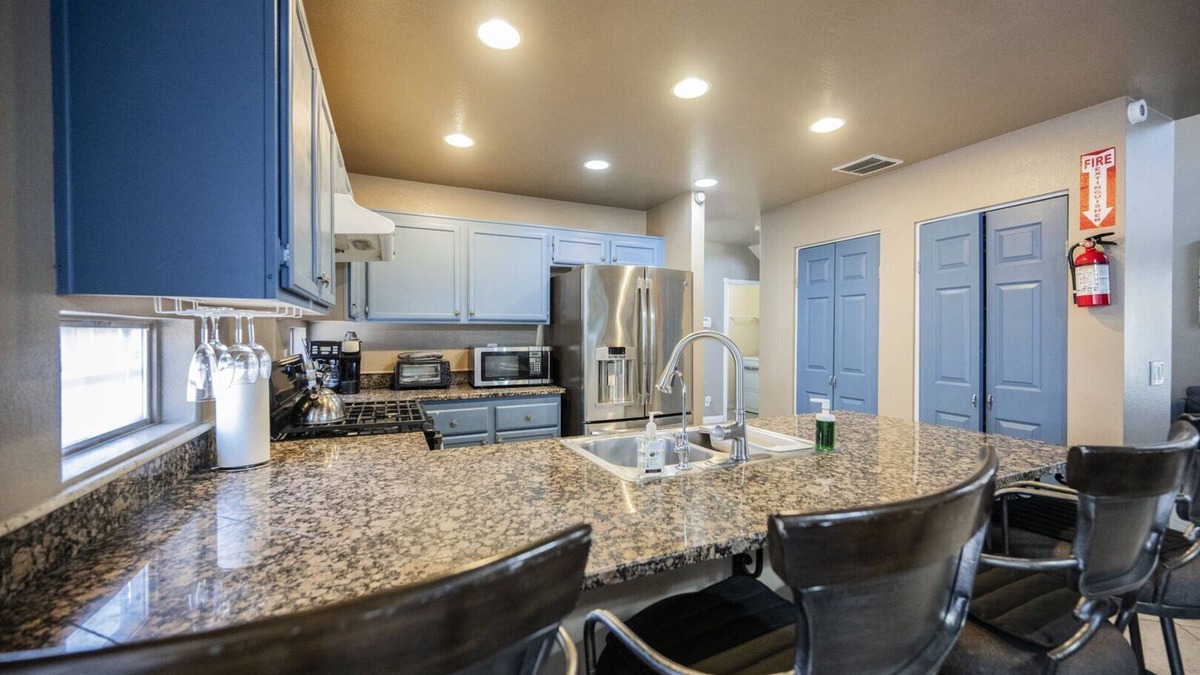 South Christy House | Cozy Home 3BD/2.5BA Spacious & Relaxing Vegas Getaway Sleeps 8