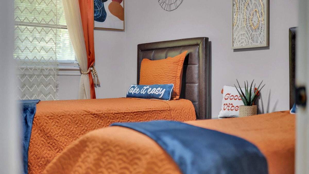 College Park House | Cozy Home- 4 mins from the airport- 10 min from Downtown Atlanta