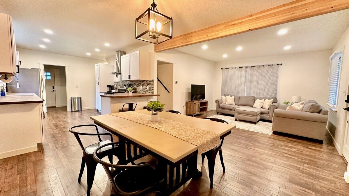 McLoughlin House | Cozy Home Away from Home