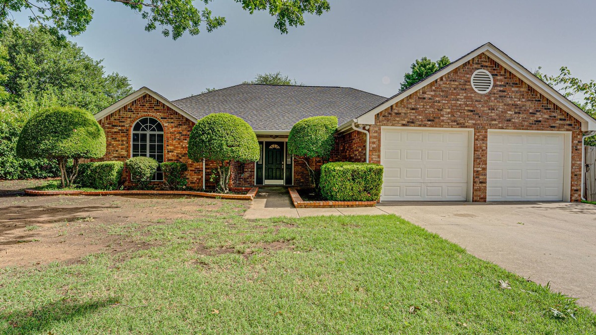 Waxahachie House | Cozy Home Away from Home