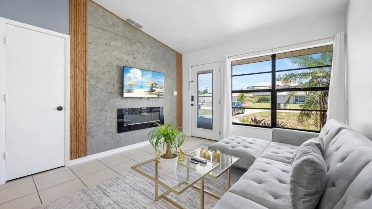 San Carlos Park House | Cozy Home-Centrally located-pet friendly 10min from airport & 2min from FGCU