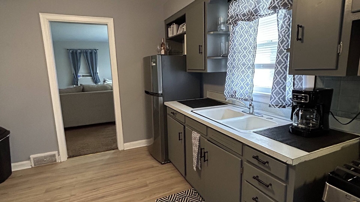 Rockford House | Cozy Home Close To, State Street and Downtown