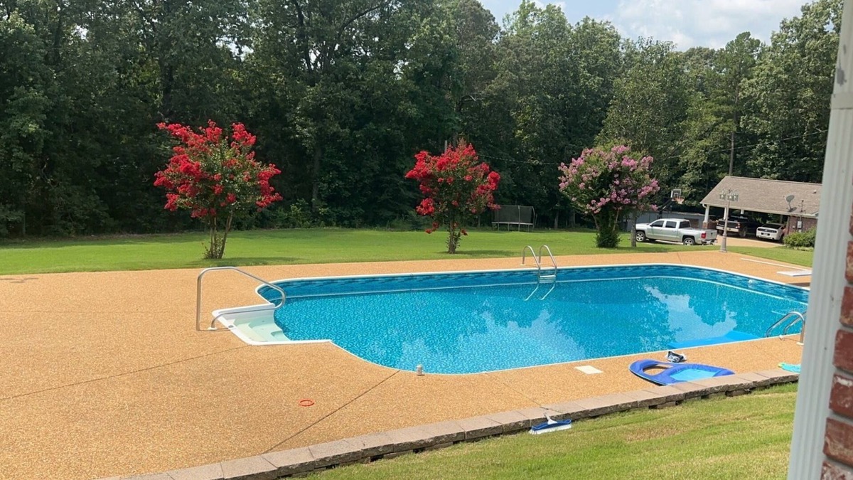 Pontotoc House | Cozy home- covered back porch and pool. 3 bedroomn25 minutes to Oxford or tupelo
