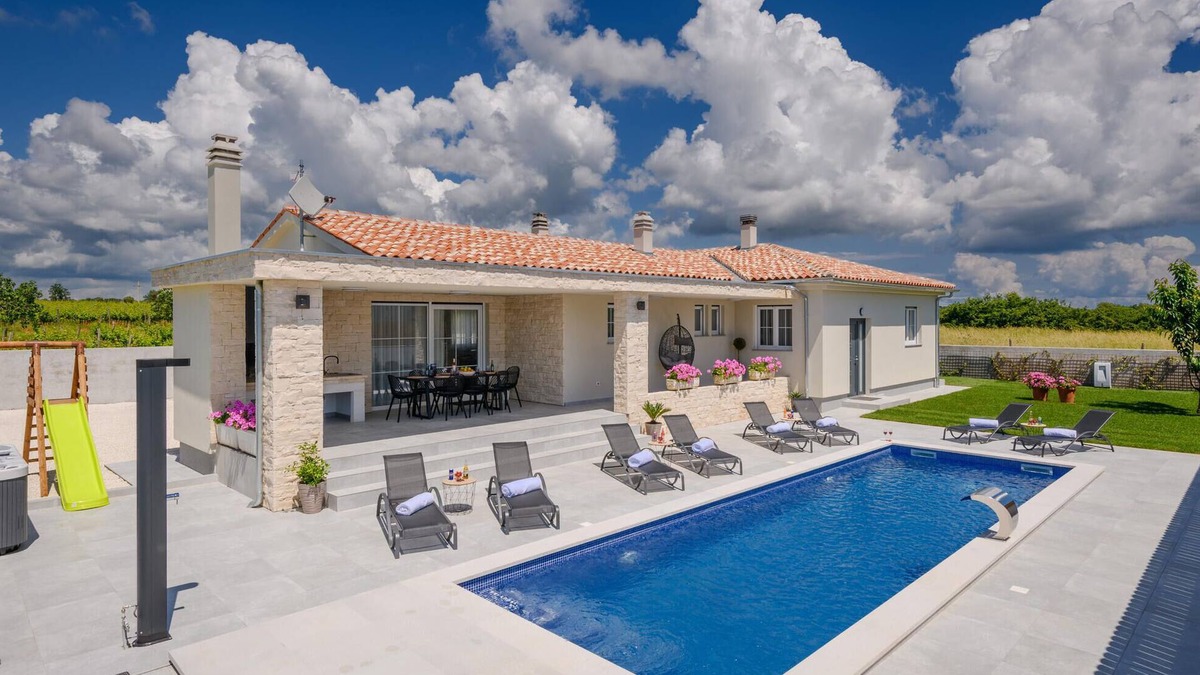 Loborika House | Cozy home in Loborika with WiFi